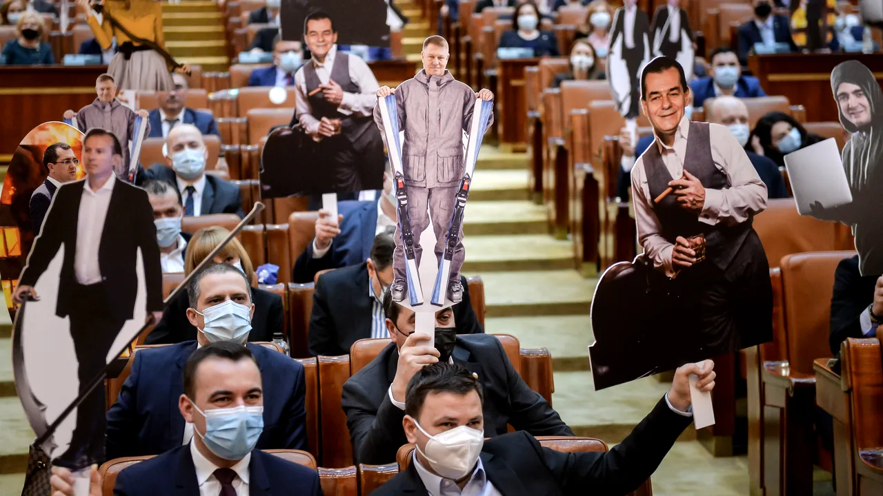 FOTO Florin Cîţu, la Ora Premierului: Invitaţia nu are legătură cu bugetul, e un test al rezistenţei la „înjurături”. Liderii PNL, ironizaţi cu figurine de carton