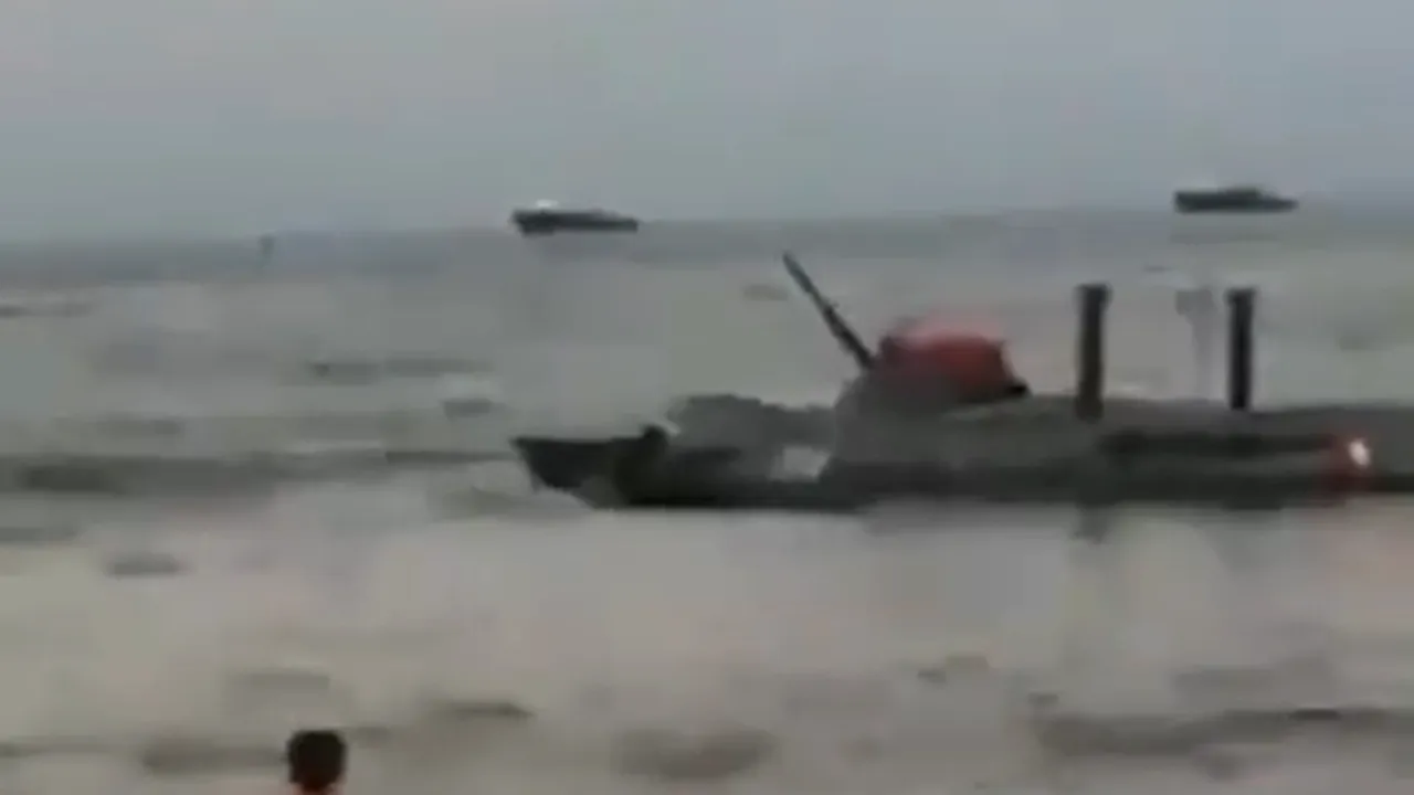 VIDEO Cum s-au antrenat militarii ruşi pentru paradă: Au mers cu tancurile printre turiştii care fac plajă