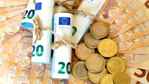 Descoperire incredibilă în Italia: 86.000 de euro într-un dulap aruncat pe stradă. Cine vrea acum banii