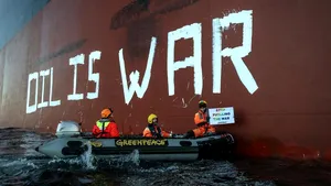 Activiştii Greenpeace au înotat în faţa unui petrolier rusesc în Marea Baltică încercând să-l oprească