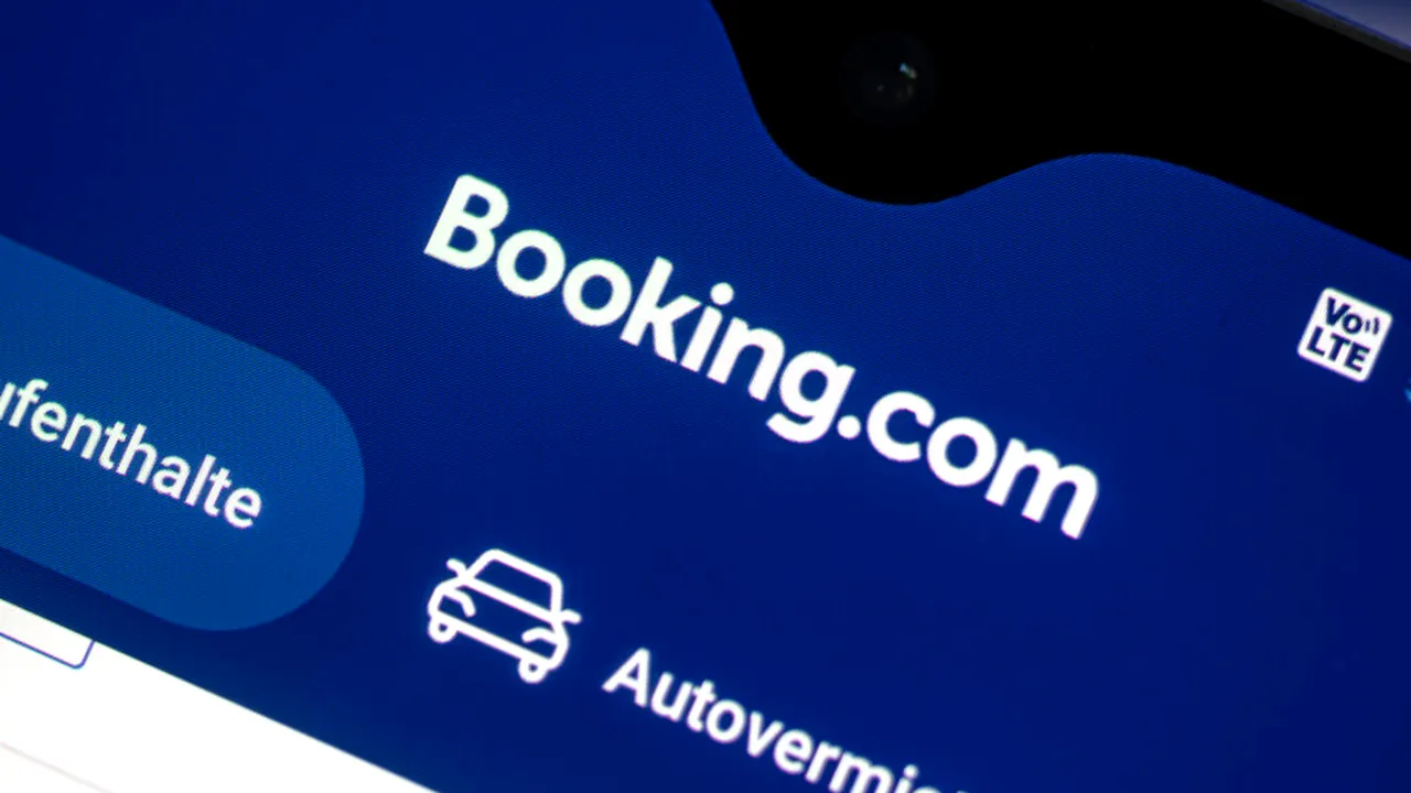Nouă metodă de fraudă pe Booking: Hackerii folosesc date reale ale turiștilor pentru a le fura banii