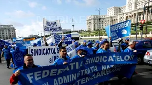Aproximativ 20.000 de funcţionari publici de la Publisind opresc luni activitatea