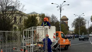 FOTO, VIDEO | A început instalarea luminiţelor de Crăciun în centrul Capitalei / Ce spune Primăria Capitalei despre momentul aprinderii acestora