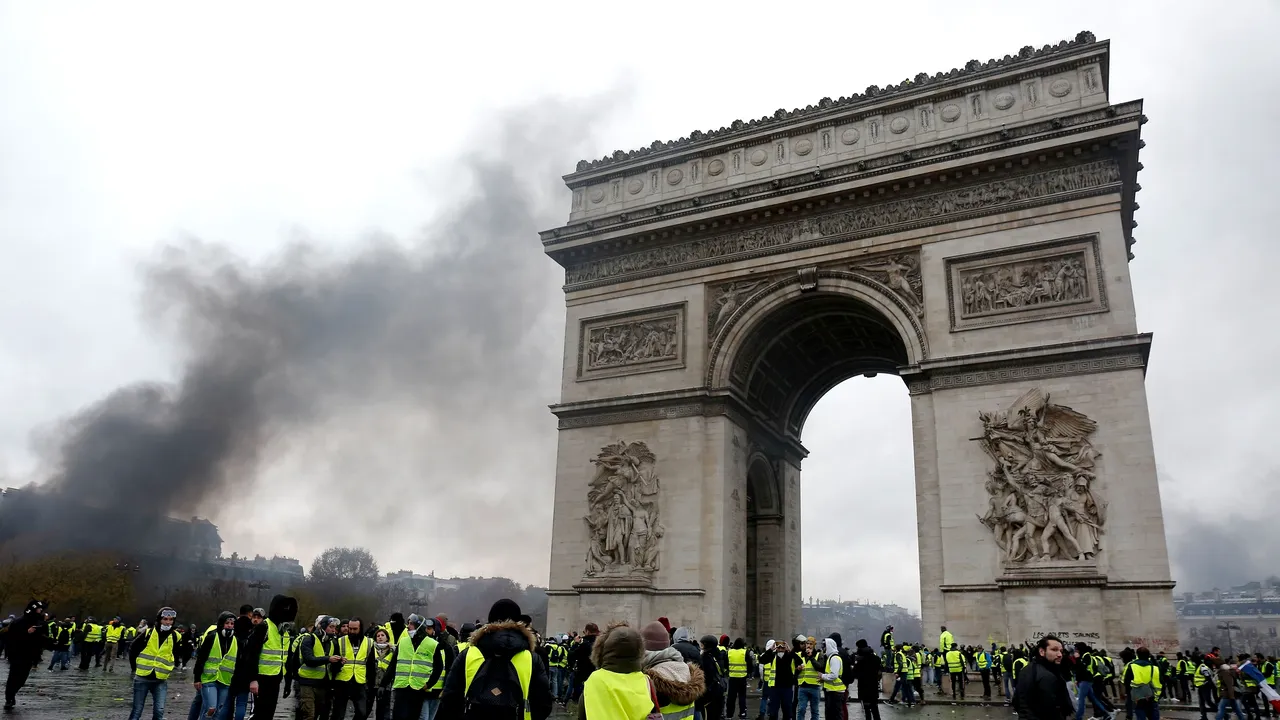 Un boxer profesionist, fost campion al Franţei, a agresat un jandarm în cursul protestelor de la Paris