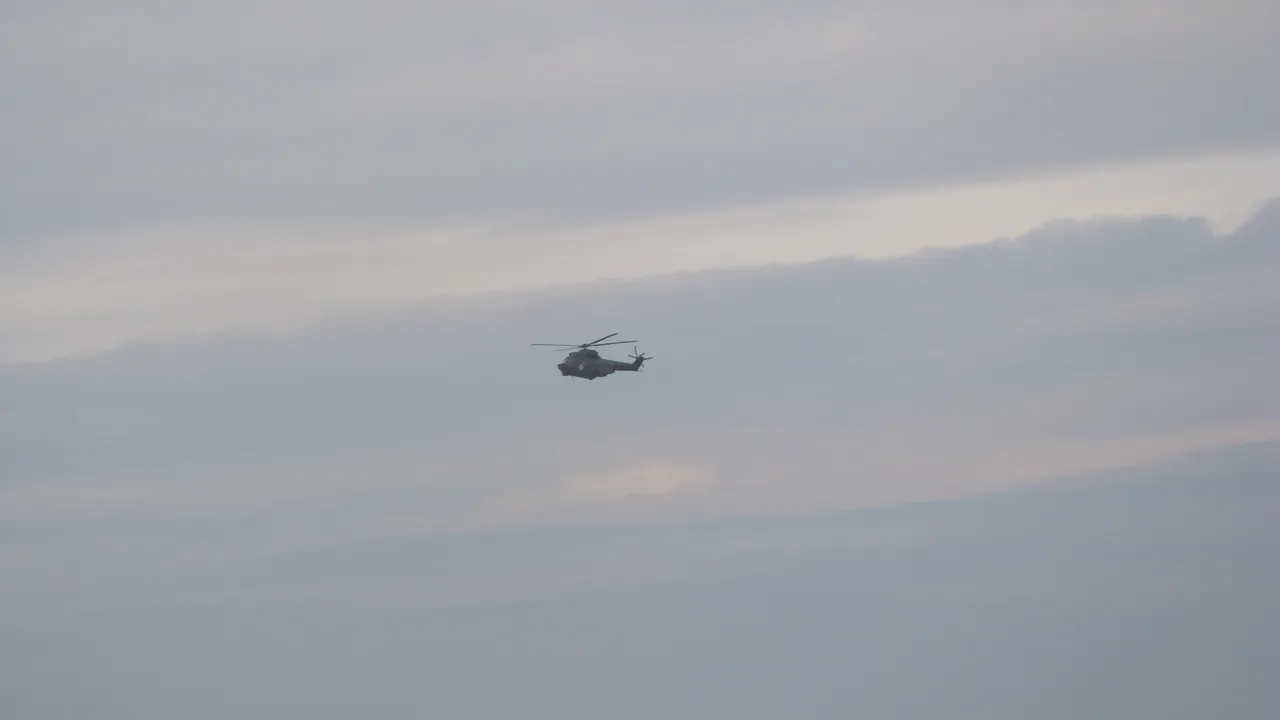 GALERIE FOTO Elicoptere Puma şi avioane Spartan, la un exerciţiu pe mare, la plaja de la Capul Midia