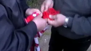 Vezi cum au fost găsite fularele care ascundeau torţele dinamoviştilor - VIDEO