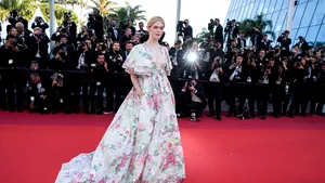 Clipe terifiante în timpul unei petreceri la Cannes: Actriţa Elle Fanning a LEŞINAT sub privirile şocate ale colegilor de breaslă | FOTO
