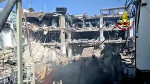 Italia: o clădire trei etaje s-a prăbușit în Messina. Prima victimă a fost găsită, iar cinci persoane sunt căutate sub dărâmături