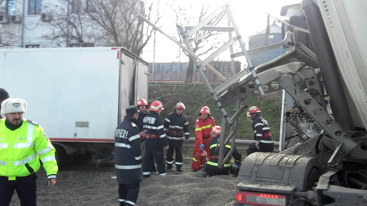 FOTO Un mort şi trei răniţi într-un accident pe Autostrada Soarelui. Traficul a fost reluat după aproximativ 6 ore