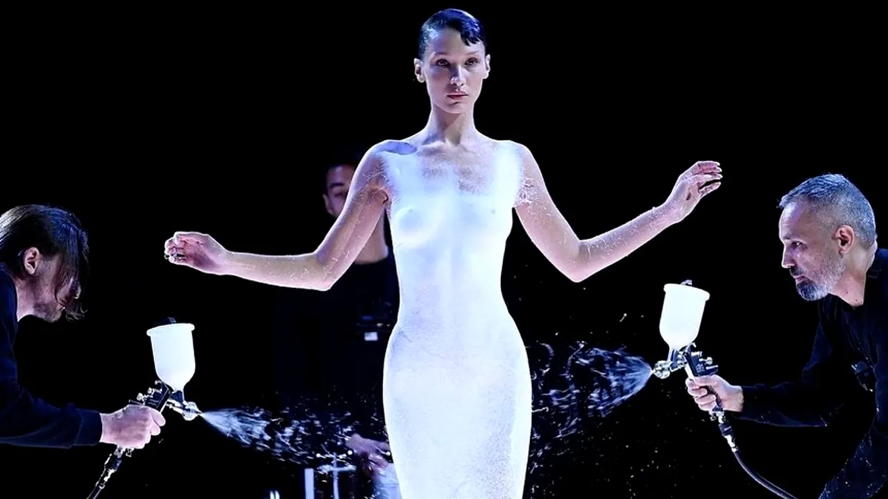 INEDIT. Rochie pictată cu un spray pe corpul modelului Bella Hadid se transformă în ţesătură VIDEO 