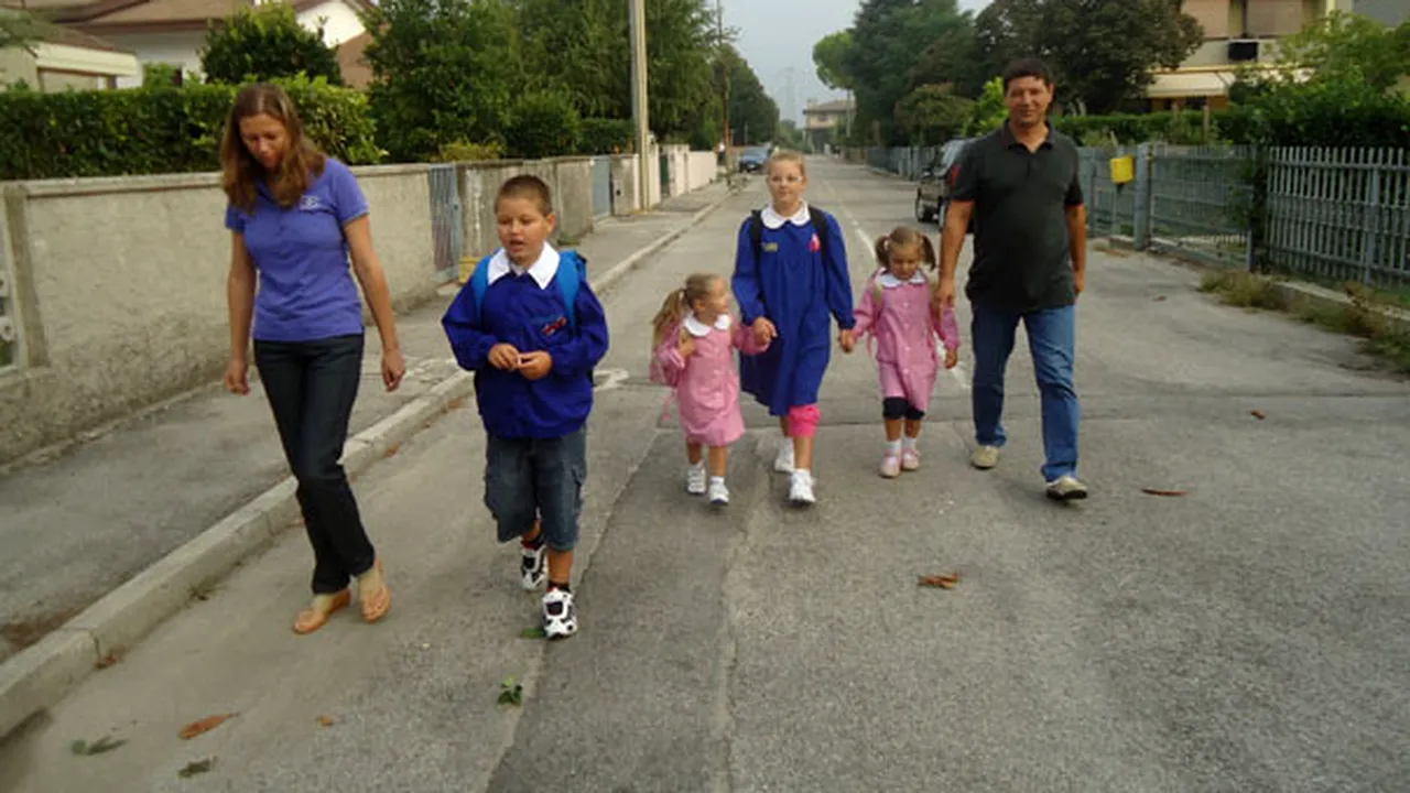 DE CE IUBESC ROMÂNIA - Un sucevean s-a întors în ţară şi face case ca să-şi întreţină familia rămasă în Italia - FOTO, VIDEO