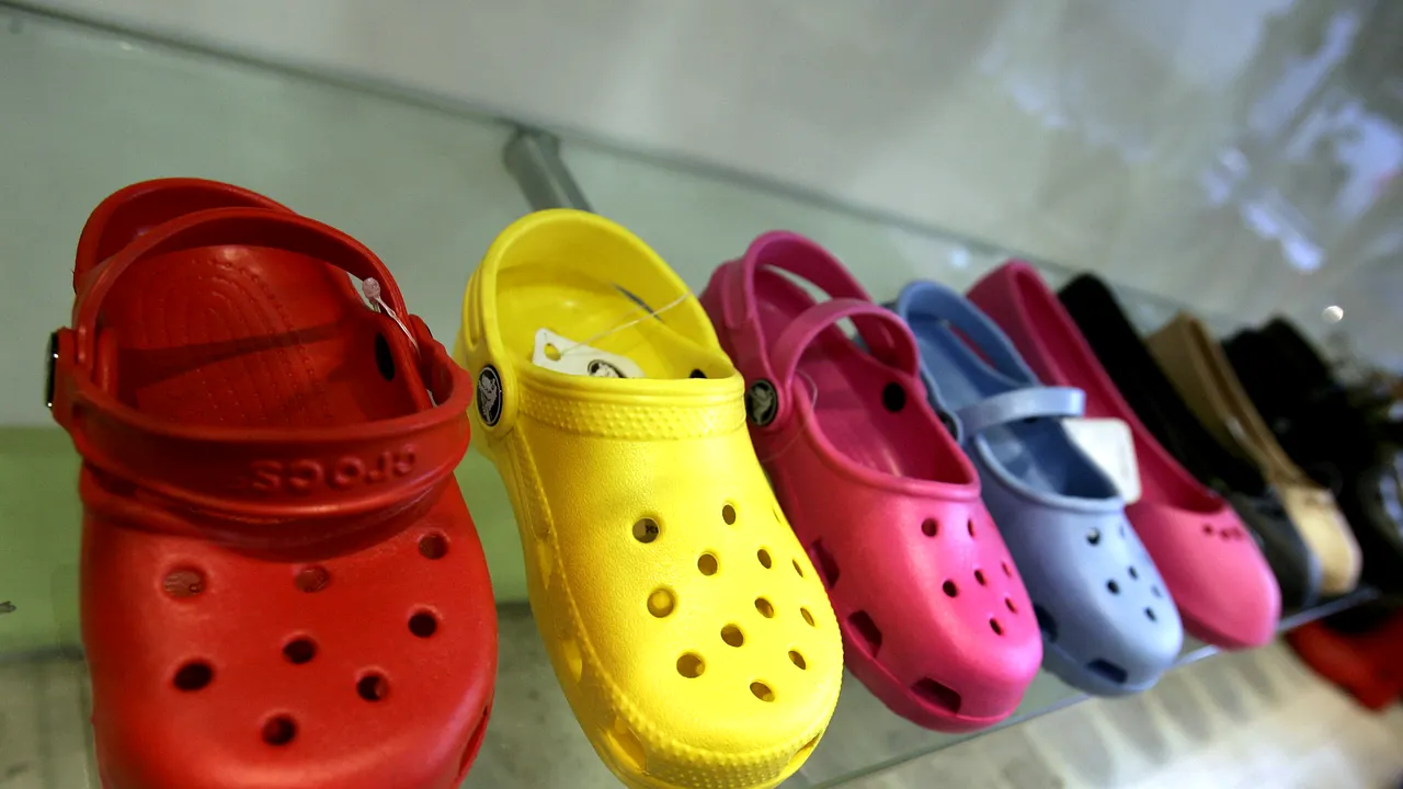 Celebrii „crocşi” sunt pe cale de dispariţie: Compania îşi va închide toate fabricile iar CFO-ul îşi dă demisia