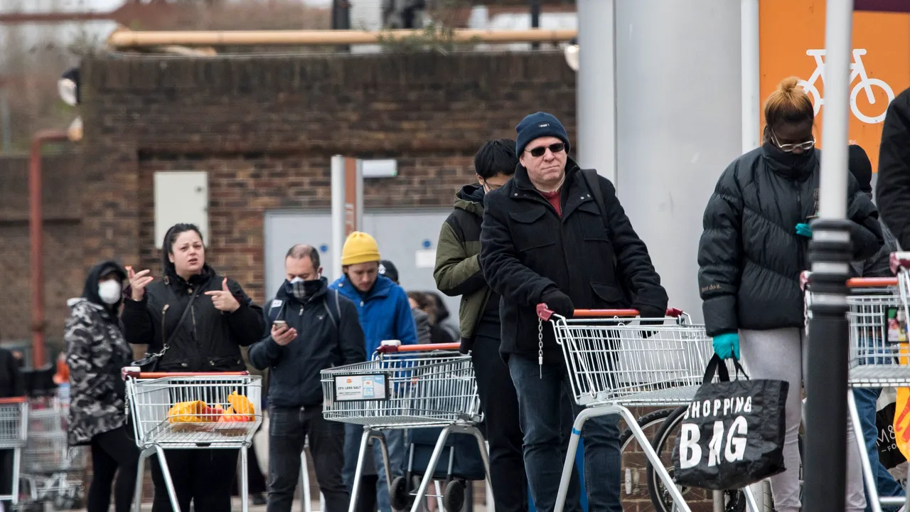 COVID-19: Un lanţ de supermarketuri din Marea Britanie a vândut alimente expirate. Cumpărătorii, extrem de furioşi 