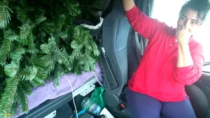 Românii din Diaspora adoptă un şofer de TIR de sărbători. Povestea româncei care îşi urmează visul pe 16 roţi în Spania - FOTO