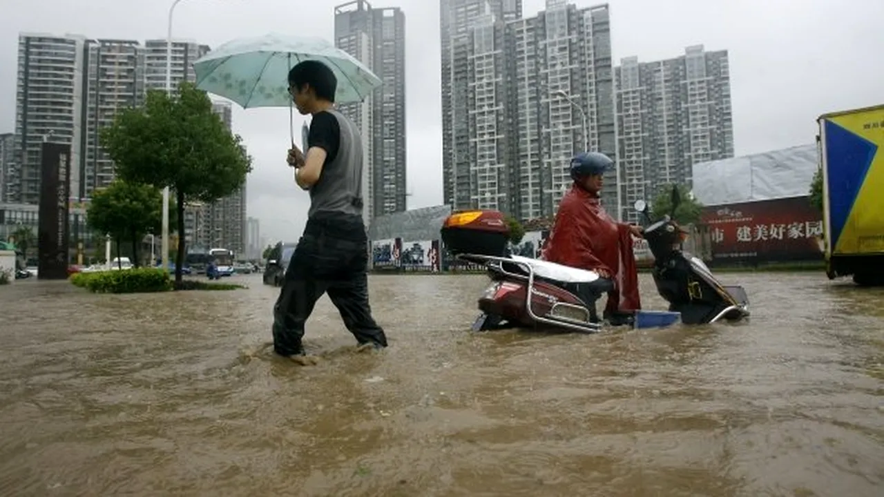 Cel puţin 57 de morţi şi peste un milion de persoane evacuate în urma inundaţiilor din China