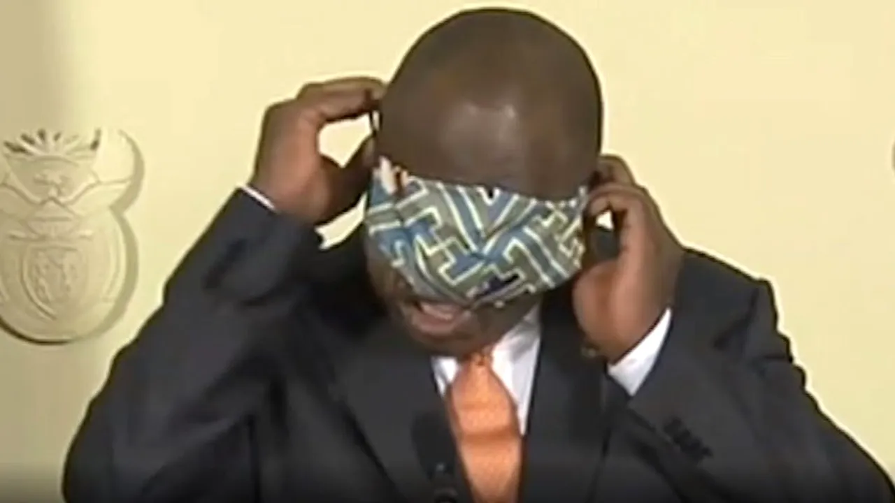 Preşedintele Africii de Sud, ironizat după ce nu a putut să îşi pună masca de protecţie în timpul unei conferinţe