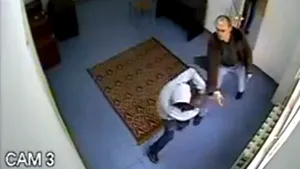 Imagini cu şeful Poliţiei Piatra Neamţ care loveşte o fată în sediul instituţiei. IPJ: Facem anchetă. Şeful Poliţiei Române a trimis Corpul de control la Neamţ - VIDEO