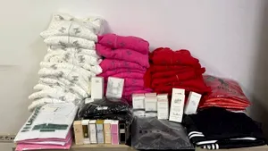 Haine și parfumuri de contrabandă de 150.000 de lei, aduse din Turcia, găsite la Constanța