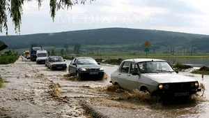 Zeci de persoane evacuate din cauza inundaţiilor în judeţul Alba