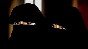 Dragostea în vremea Statului Islamic / Partenera de viață a unei importante figuri a propagandei Stat Islamic, acuzată că a aderat de bună voie la gruparea Stat Islamic, e judecată la Paris împreună cu soacra și cumnata ei