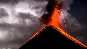 Un vulcan a erupt în Rusia după cutremurul puternic. Alertele de tsunami au fost ridicate