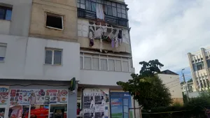 EXPLOZIE într-un apartament din Botoşani. Cinci răniţi, între care şi un copil de 11 ani. UPDATE: Un apartament, distrus în totalitate şi alte două apartamente afectate parţial.