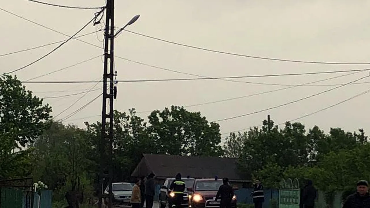 VREMEA face ravagii: Peste 2.000 de consumatori din Bacău, fără curent electric în urma ploilor/ Drumuri şi zeci de case inundate în Vaslui/ Cetăţenii au primit mesaje prin Ro-Alert