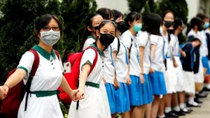 Gest de solidaritate cu protestatarii: Mii de elevi au format lanţuri umane în afara şcolilor din Hong Kong | FOTO, VIDEO