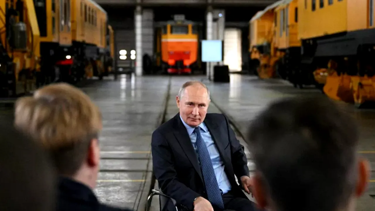 Putin merge prin fabrici şi uzine şi se laudă că-i scade inflaţia