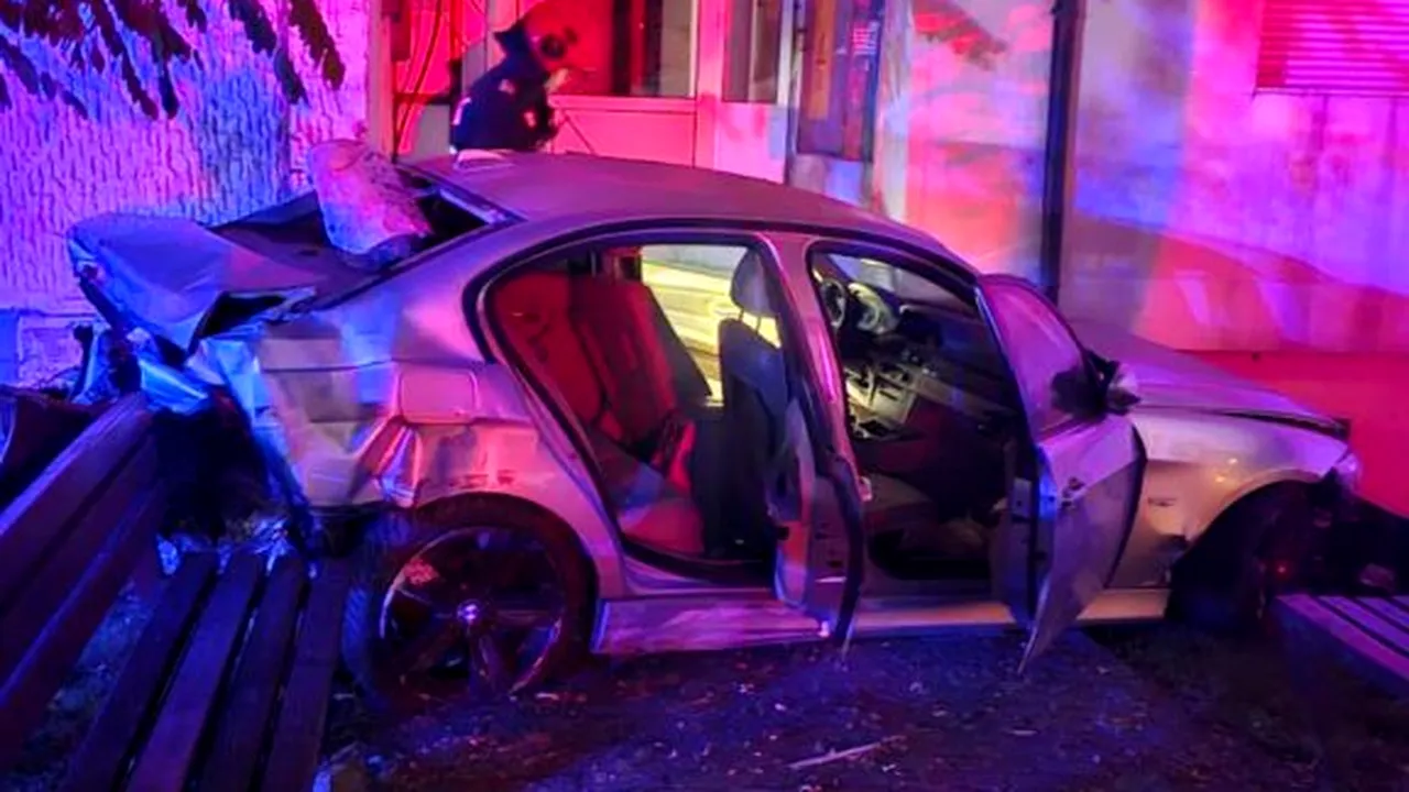 Accident grav în Piatra-Neamț. O mașină a intrat în scara unui bloc, trei persoane au ajuns la spital