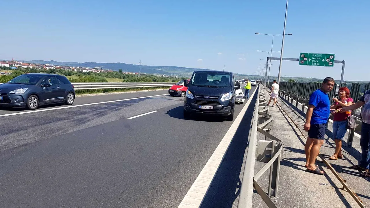 Accident pe Autostradă, la ieşirea din Sibiu spre Braşov: Opt răniţi în urma impactului dintre trei maşini. Circulaţia se desfăşoară doar pe banda de urgenţă