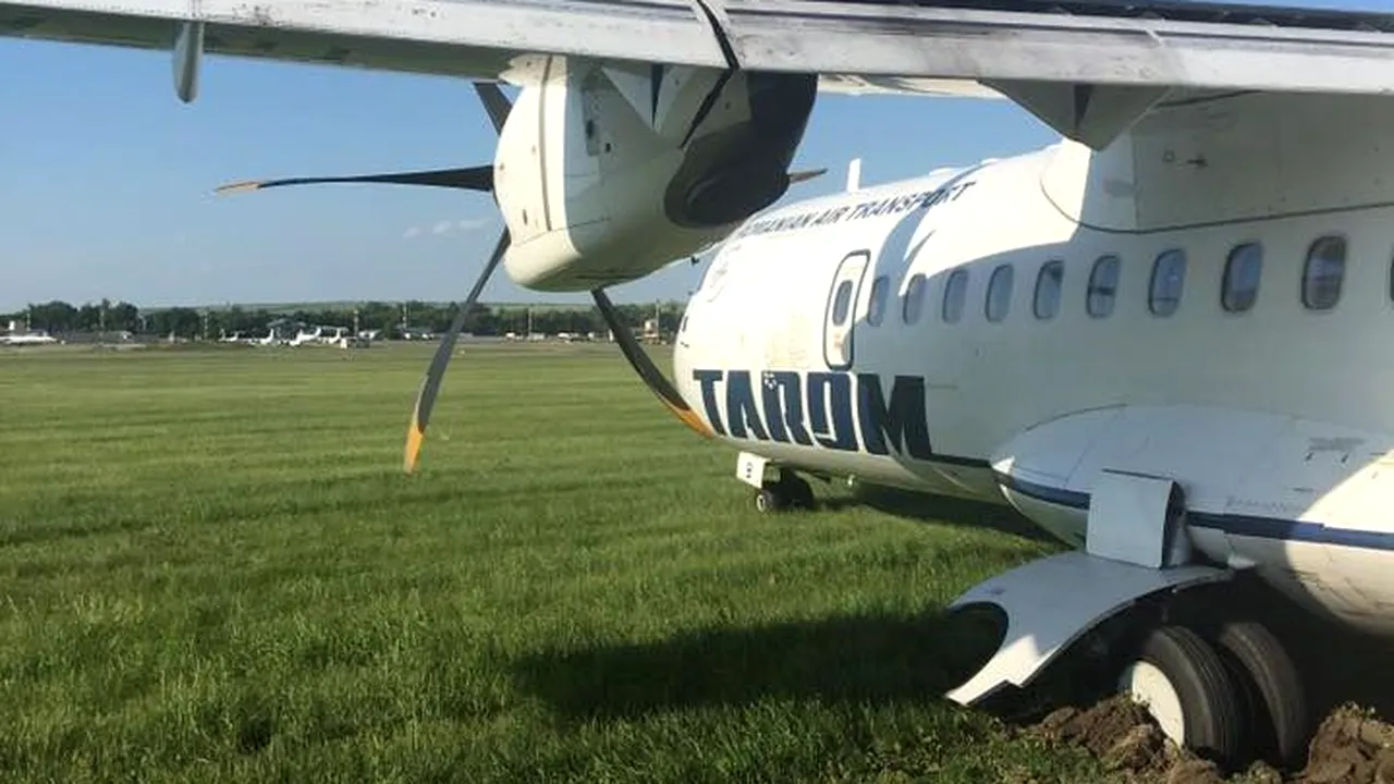 FOTO, VIDEO Un avion Tarom, cu 39 de pasageri, a ieşit de pe pistă la aterizarea pe aeroportul din Chişinău/ Tarom: În momentul frânării, aeronava a avut deplasări anormale