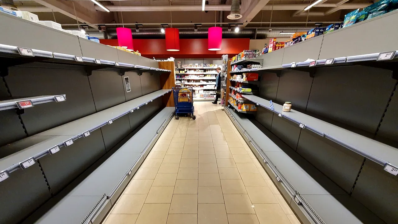 Ce se întâmplă când goleşti rafturile de teama coronavirusului. Imaginea emoţionantă a unui bătrânel care nu mai avea ce să cumpere. FOTO