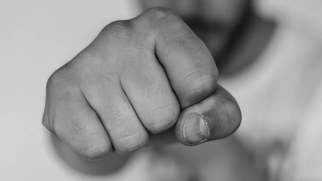Un nou INCIDENT grav în curtea unei şcoli: O elevă de liceu din Hunedoara a ajuns la spital după ce a fost bătută