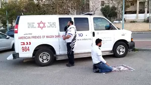 FOTOGRAFIA ZILEI | Un cadru mai puternic decât pandemia. Doi paramedici îşi folosesc scurta pauză pentru a se ruga: unul cu faţa spre Mecca, celălalt către Ierusalim