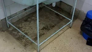 FOTO | Revolta unei mame internate cu copilul în spital: „Mizerie, mobilier vechi, diagnostic pus din vorbe, fără analize. Să vă fie ruşine” / Internaut: Nici puşcăriaşii nu au condiţiile astea