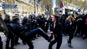 O studentă din Paris, lovită fără milă de un jandarm. Imaginile fac înconjurul lumii - VIDEO