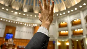 Camera a respins OUG 55, dar aleşii care au migrat, ca efect al său, îşi vor păstra mandatele 