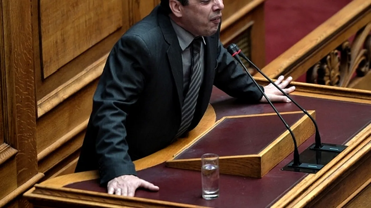 Doi deputaţi ai partidului neonazist grec Zori Aurii au fost aduşi încătuşaţi în Parlament