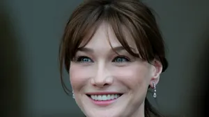 Carla Bruni are reflexe de stânga
