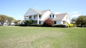 Sue Ellen, Bobby şi Lucy Ewing se reunesc la Southfork Ranch, la 40 de ani de la lansarea serialului 
