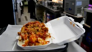 Ce este „crousty”, noua obsesie fast-food ce se extinde în Europa: ieftin, sățios și tot mai politic