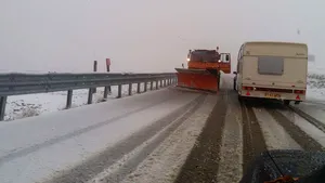 COD PORTOCALIU de ninsoare în vigoare: Care este situaţia drumurilor/ Traficul feroviar pe magistrala Braşov - Târgu Mureş, reluat