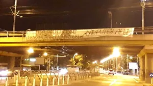 Mesajul care încinge spiritele înainte de derby-ul din Giuleşti, dintre Academia Rapid şi Steaua. Banner-ul arborat pe podul Grant de stelişti | FOTO