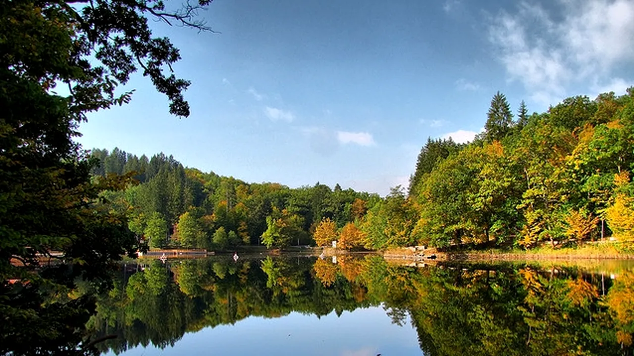 Lacul din România care deţine 3 recorduri mondiale. Apa lacului deţine proprietăţi unice în intreaga Europă - GALERIE FOTO