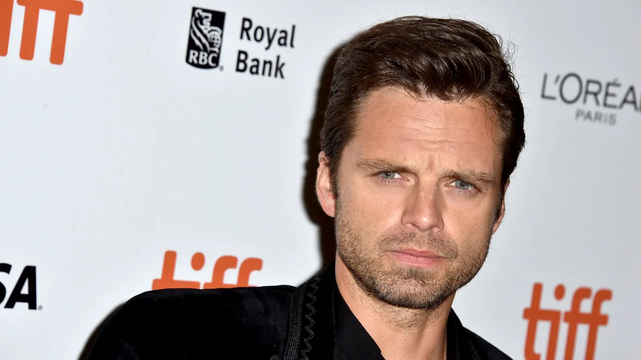 Actorul Sebastian Stan a făcut senzaţie la Atena, după o cursă pe scuter, nud