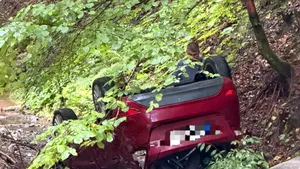 Accident pe DN74, în Alba. O mașină s-a răsturnat în râu. O persoană a refuzat transportul la spital