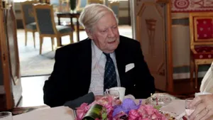 Angela Merkel: Helmut Schmidt era o 