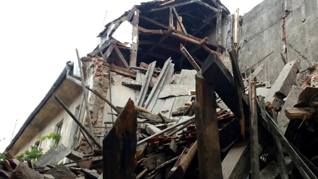 Zidul unei clădiri din Piaţa Sfatului din Braşov s-a prăbuşit. O persoană, evacuată pe fereastră - FOTO