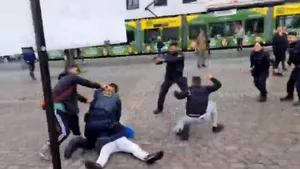 Atac cu cuţitul la un miting al extremei drepte din Germania. Mai multe persoane au fost rănite